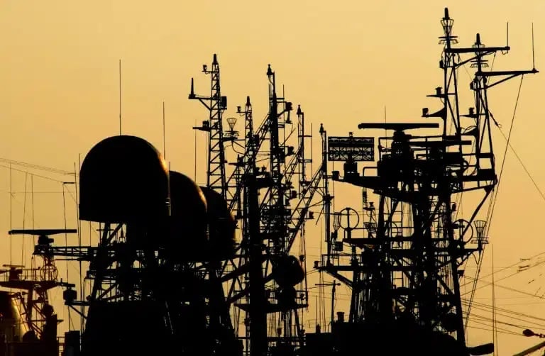 Multi-Polarized Antennas for Military Communications